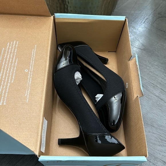 LifeStride Parigi Stretch Pump (WIDE) - Picture 2 of 9